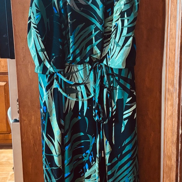 London Times Green Halter Jumpsuit with Tie Detail.  Like New - Picture 8 of 8